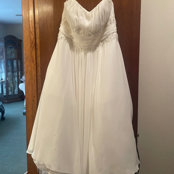 Ivory strapless Wedding dress size 16 - Picture 1 of 6